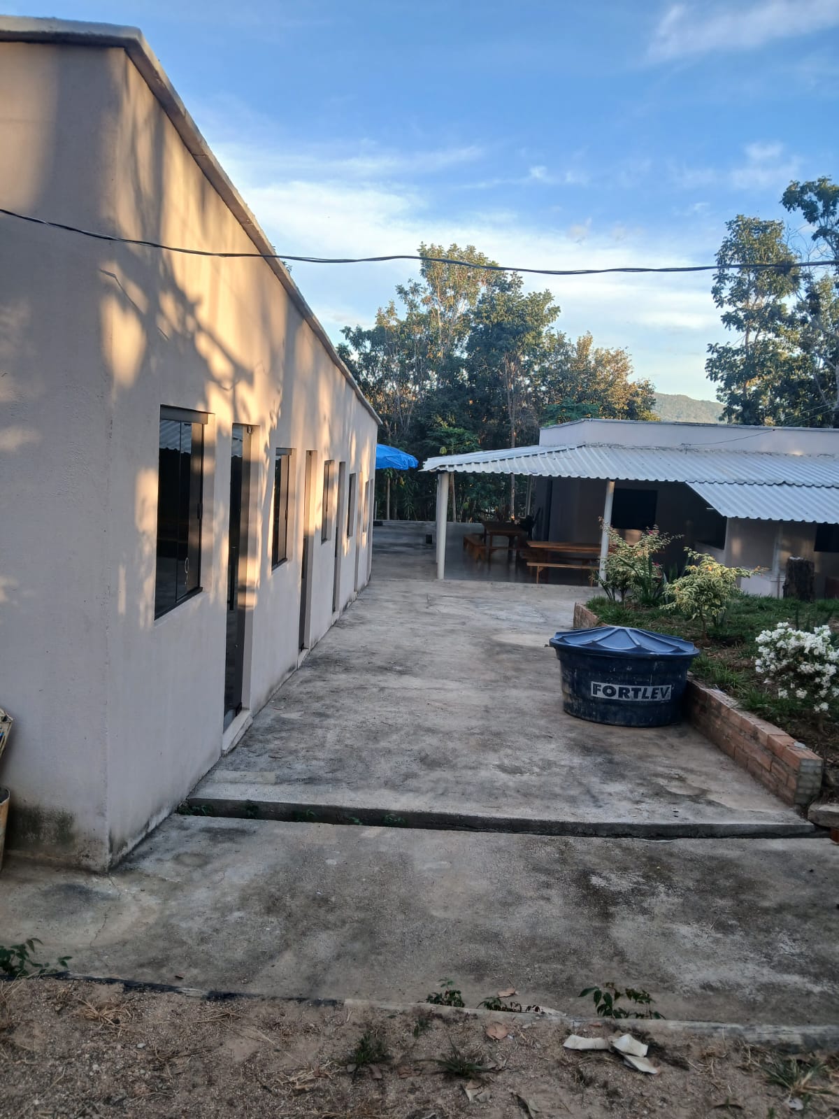 Espaço externo amplo entre os quartos do recanto
