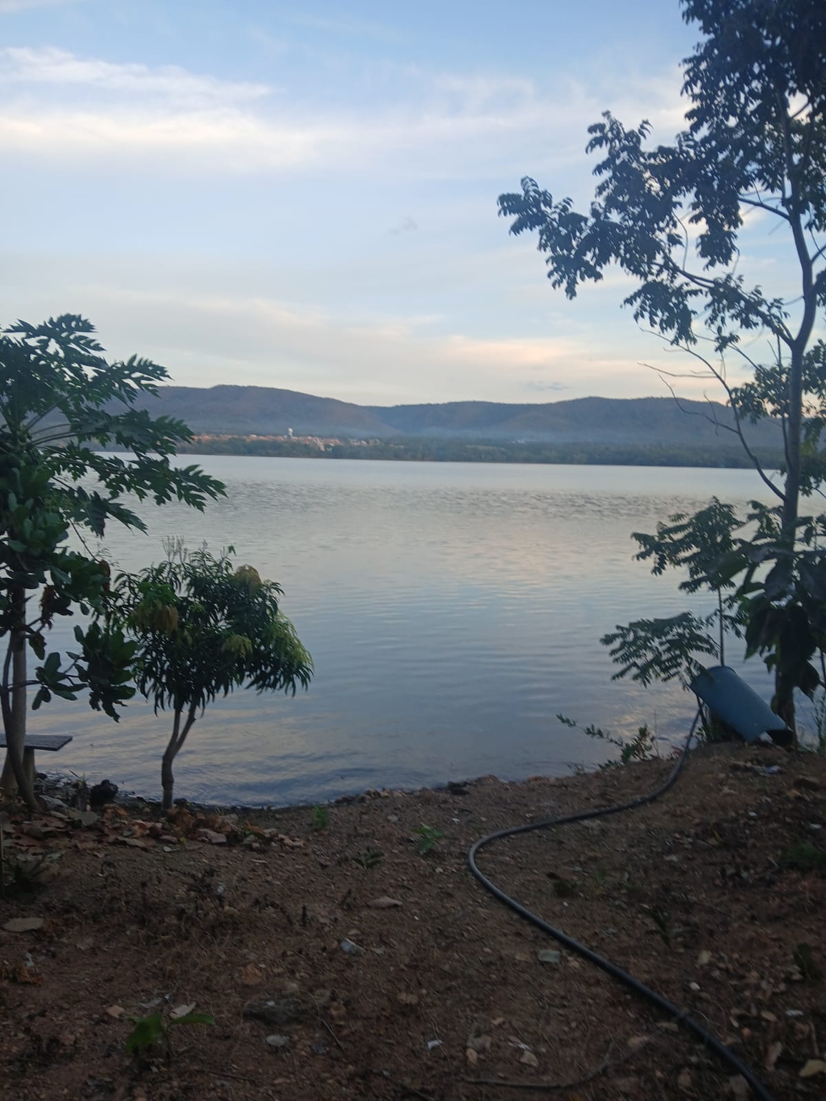 Vista do Lago Cana Brava ao entardecer, com as serras ao fundo